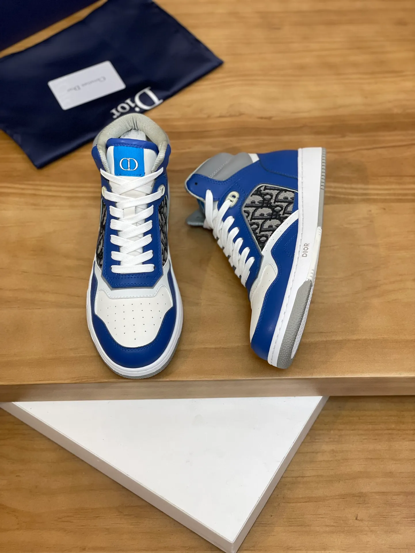 Men's shoes: 💰P460¥ Product trademark: Dior* "Dior*" high-top casual shoes Regular size: 38-44 (can be customized to 45.46) Product materials: Upper imported cowhide stitched with original fabric, breathable lining, original outsole. Number: 1006